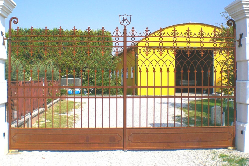Cancello in ferro battuto con porta pedonale